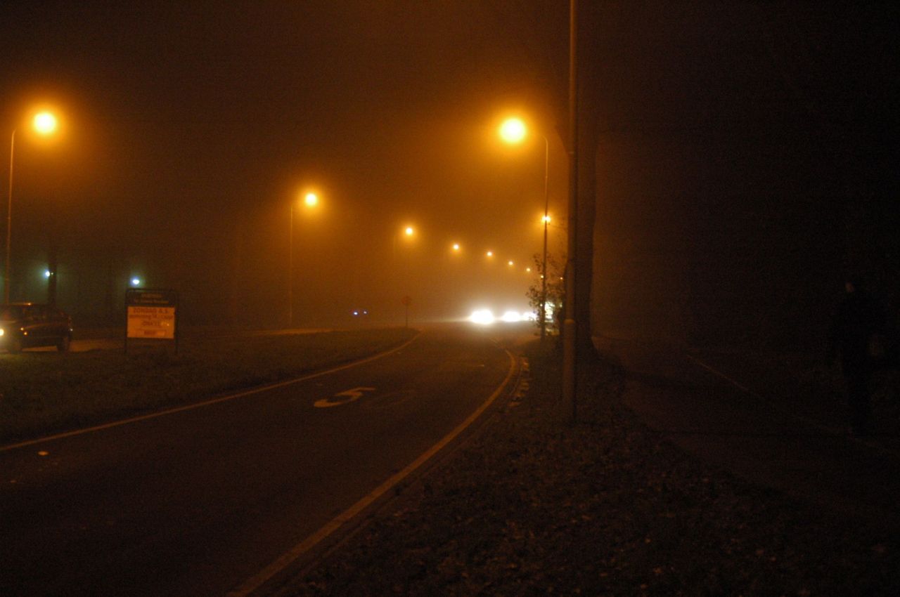 Voorbeeld van licht dat alle kanten op schijnt en waar je ook veraf de lampen nog, als een rondje, ziet (foto: Herman Limpens)