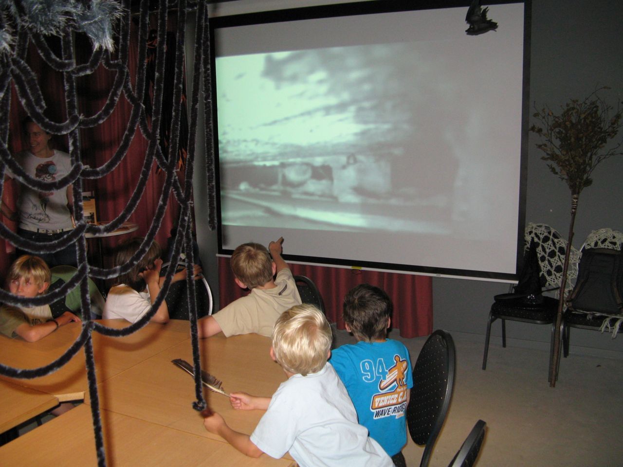 Kinderen van een buitenschoolse opvang uit Nieuwkoop bekijken de eerste beelden van de zojuist gelanceerde webcam (foto: Stefan Vreugdenhil)