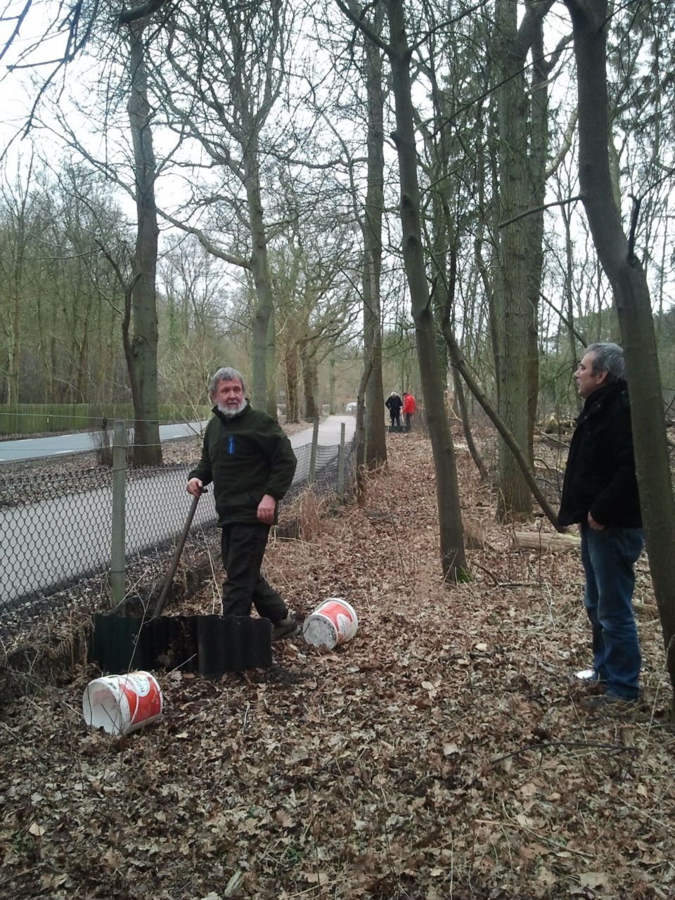 Overveen, Duinlustweg: de laatste emmers worden ingegraven langs het scherm (foto: Kris Joosten)