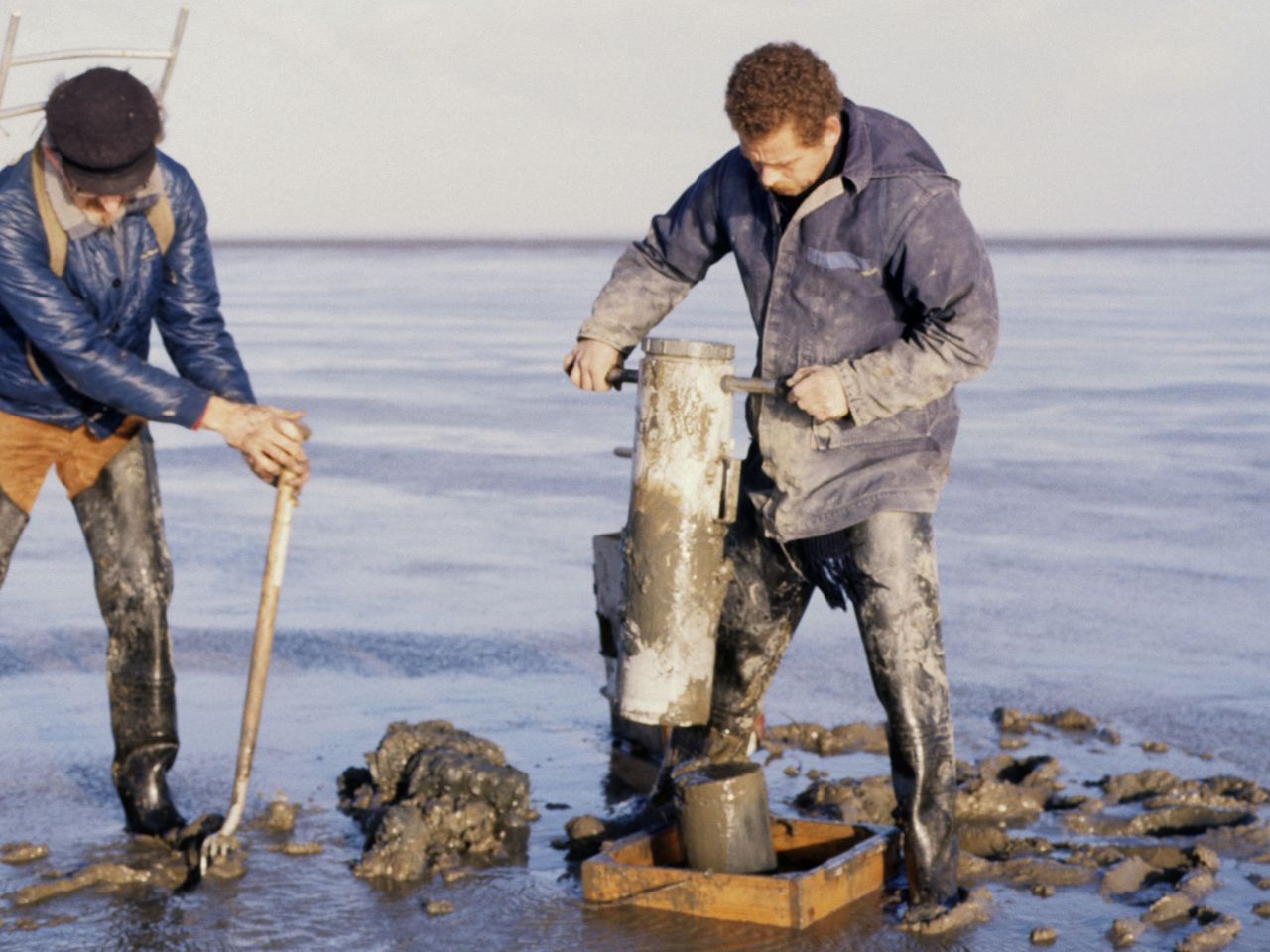 Ook in het verleden werden al bodemdieren bemonsterd. Hier in 1987 op de Heringsplaat in de Dollard (foto: Rob Jungcurt, Rijkswaterstaat)