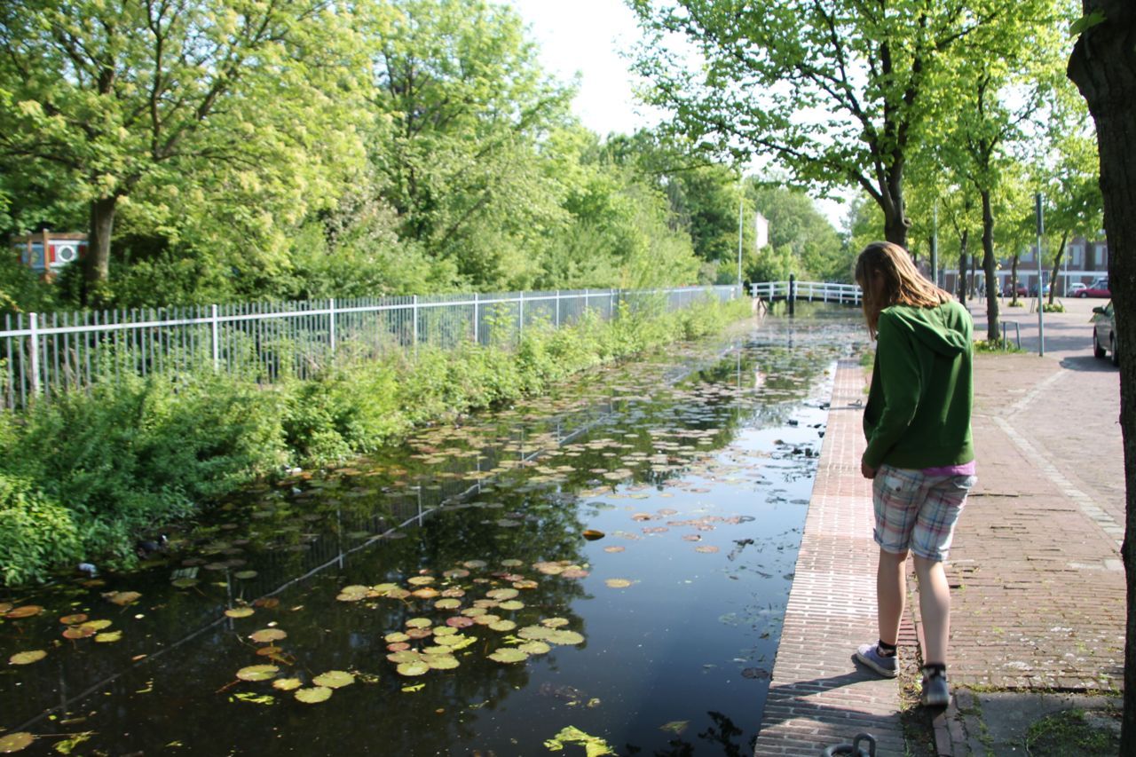 Vrijwilliger Esther monitorend langs de kade (foto: Aaf Verkade)