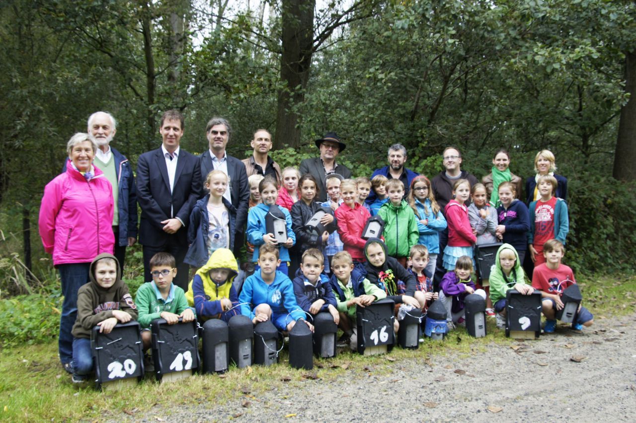 Vertegenwoordigers van het gemeentebestuur van Merelbeke, Natuurpunt Boven-Schelde en de leerkrachten en leerlingen van het vierde leerjaar van de Sint-Elooischool. (foto: Guy Van Aken)