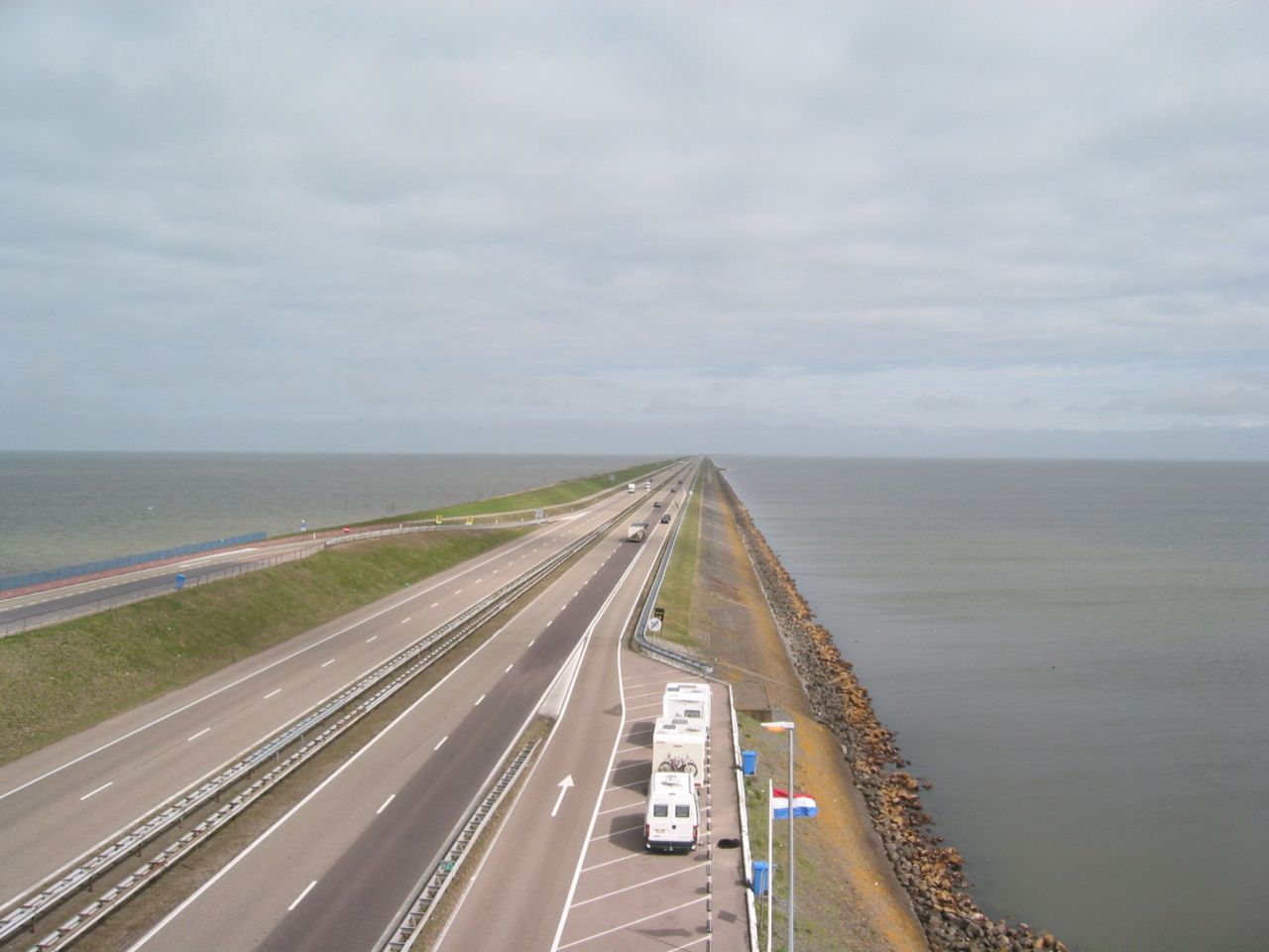 Afsluitdijk met de Waddenzee links en het IJsselmeer rechts (foto: Fryslan0109)