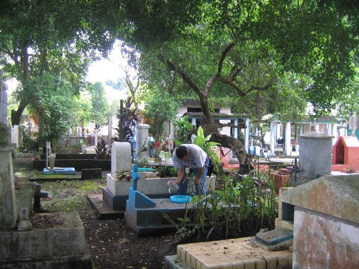 Verzamelen van tijgermuggen op een begraafplaats in Tapachula, Mexico, voor onderzoek naar de overdracht van het knokkelkoortsvirus (foto: Sander Koenraadt)