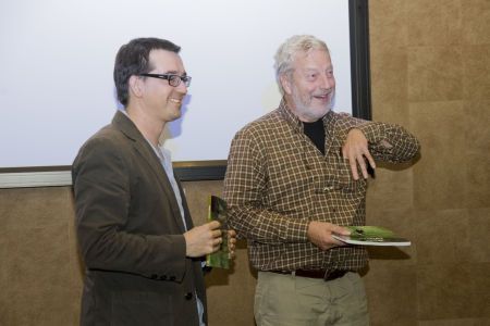 De auteurs met het boek in handen (foto: Paulides)