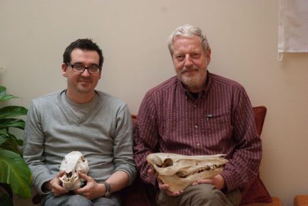 Auteurs met schedels van wilde zwijnen op schoot (foto: Dick Bekker)