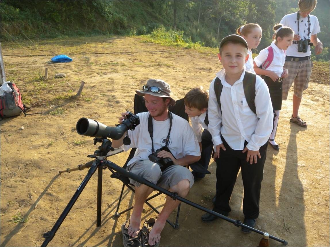 Het educatieve aspect slaat zeer goed aan bij de lokale jeugd. (foto: Batumi Raptor Count)