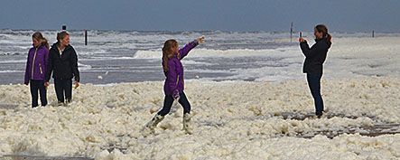 Plezier met schuim op het strand (foto: Foto Fitis, Sytske Dijksen)