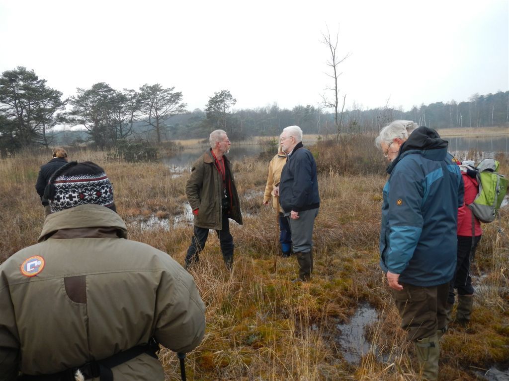 Juul Slembrouck (in het midden) geeft uitleg over de bijzondere waterhuishouding in het Buitengoor (Foto: Yves Joris)