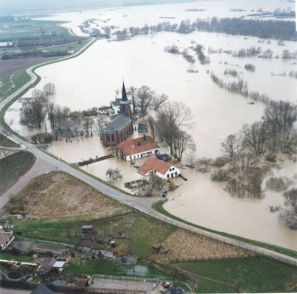 Kekerdom tijdens hoogwater 1995 (foto: Beeldbank Rijkswaterstaat)