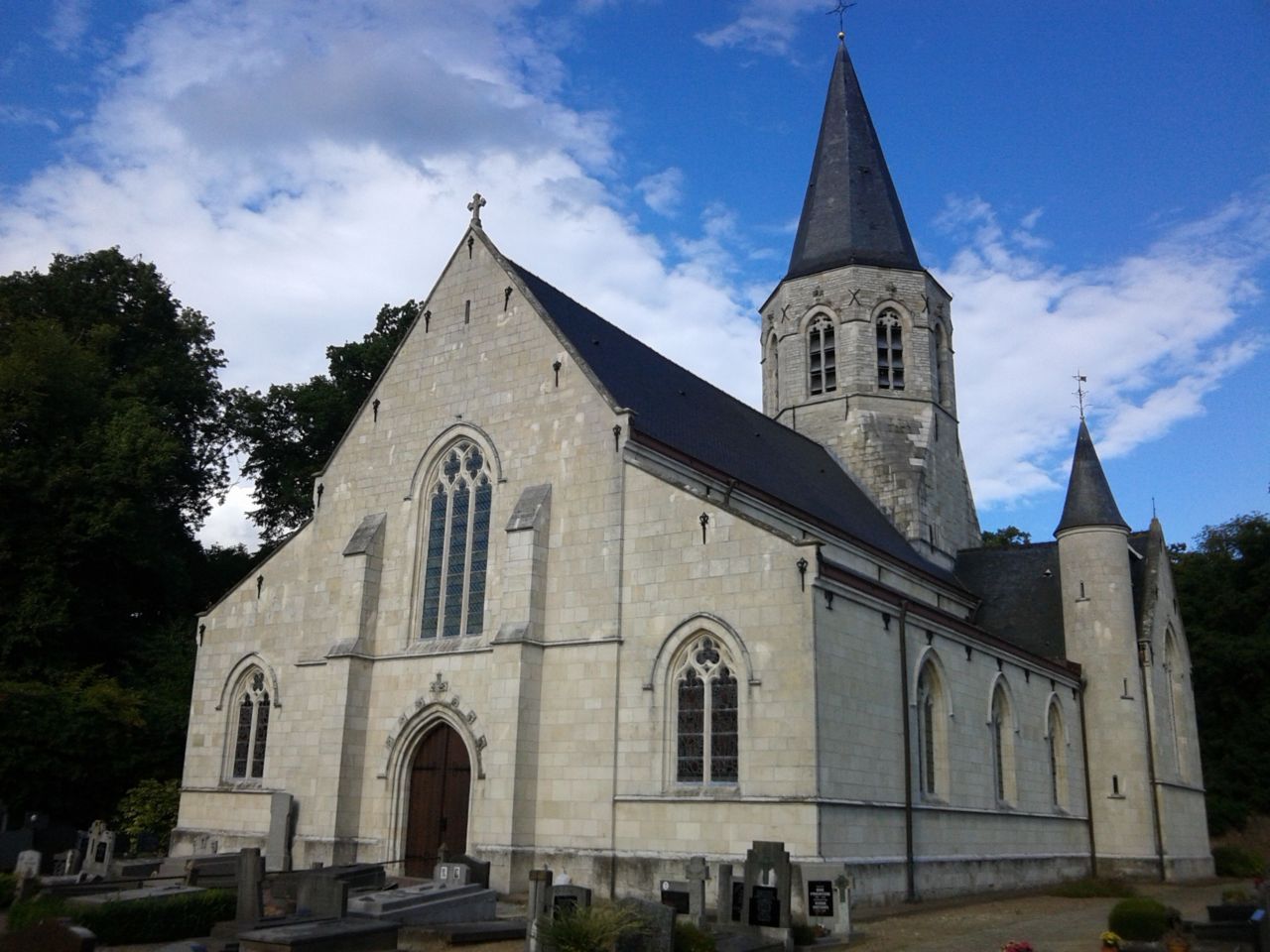 De kerk van Vurste, goed voor een kraamkolonie van ca. 45 Gewone grootoorvleermuizen (foto: David Galens)