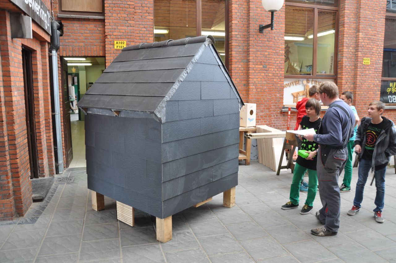 De toren werd tentoongesteld tijdens de opendeurdag van de school. Even voordien bleek er al een dwergvleermuis in te zitten. (Foto: Steve Meuris, RLKGN)