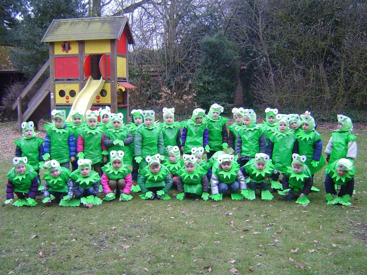 Eén van de meest guitige inzendingen: de kleutertjes van Sint-Pieter in Hamme, gehuld in een fraaie kikkeroutfit, goed voor de vierde prijs.