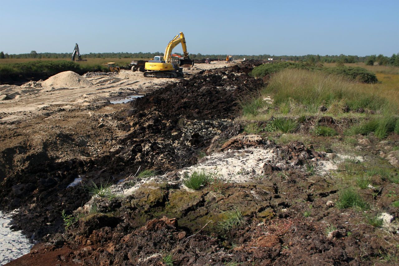 Aanleg van nieuwe kade in Engbertsdijkvenen in 2005 (foto: Gert jan van Duinen)