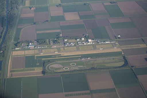 Luchtfoto van Lelystad Airport (foto: Supercarwaar)