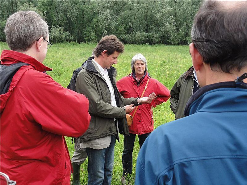 FREE Nature directeur Chris Braat op stap met vrijwilligers tijdens het vijfjarig jubileum van FREE in 2012 (foto: Wim Lancee)