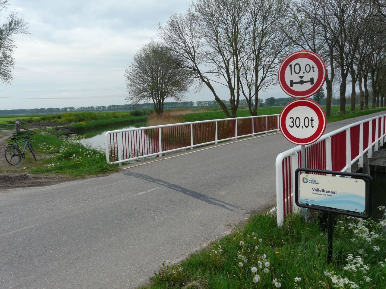 Brug over het Valleikanaal (ook wel de Grift genoemd) tussen Wageningen en Rhenen (foto: Marjolein van Adrichem)