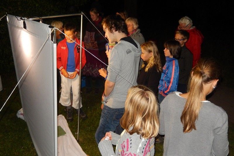 Vele honderden mensen werden aangelokt door het licht tijdens de Nachtvlindernacht (foto: Kars Veling)