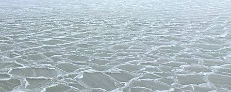 Boven: bewegend Waddenijs (foto: Foto Fitis, Sytske Dijksen). Onder: ’pannenkoekenijs’ in de Waddenhavens (foto: onbekend).