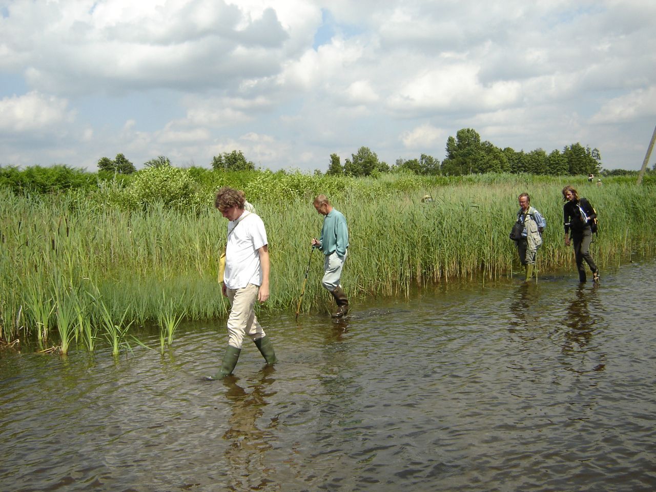 Laarzen zijn handig als je de waterkant inventariseert (foto: Baudewijn Odé)