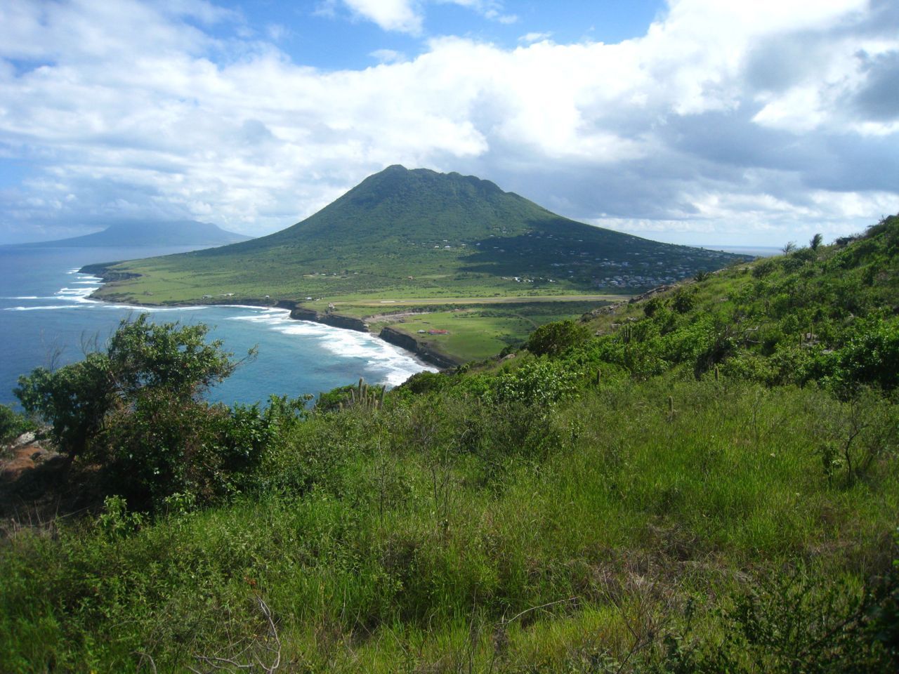 De slapende vulkaan Quill op Sint Eustatius (foto: Walter Hellebrand)