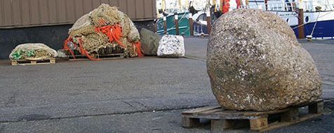 Rotte steen op de kade (foto: Gerbrand Gaaff)