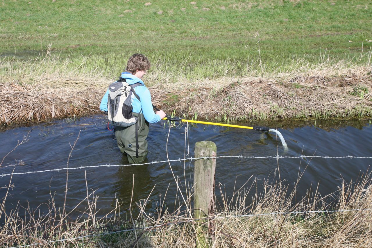 Doorzoeken sloot met mobiel detectiestation (foto: Arthur de Bruin)