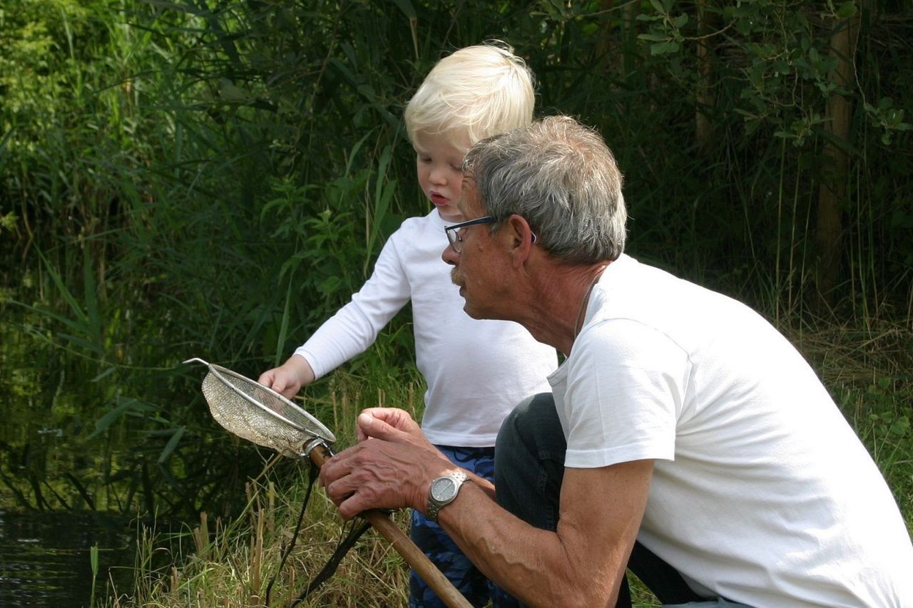 Waterdiertjes zoeken (foto: Jinze Noordijk)