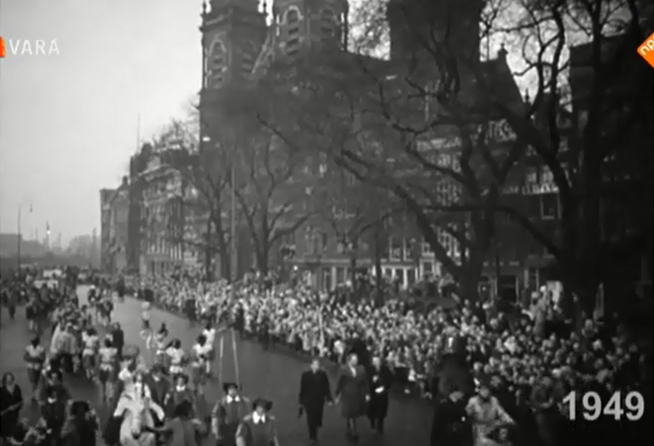 Intocht Sinterklaas in 1949 (foto: VARA & NPO)