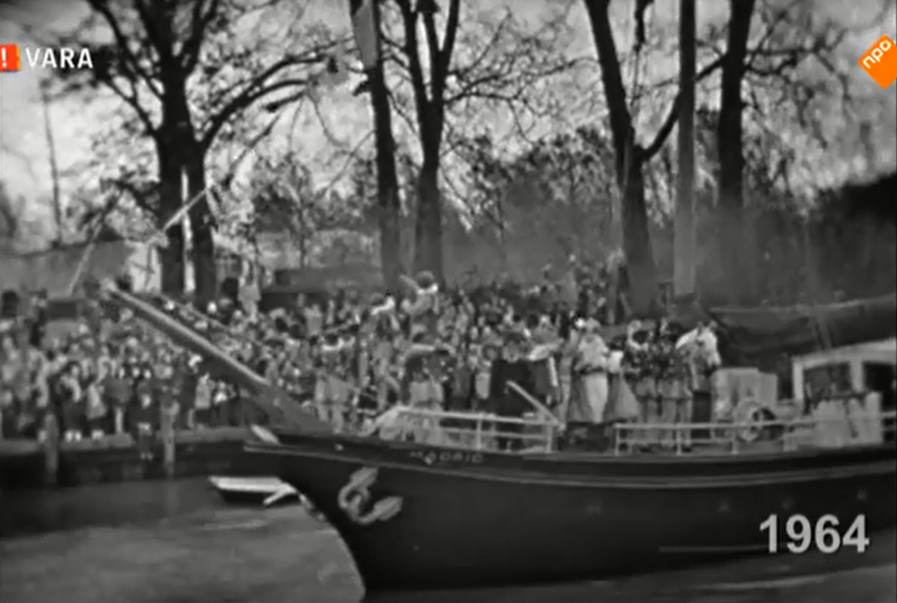 Intocht van Sinterklaas in 1964 (foto: VARA & NPO)