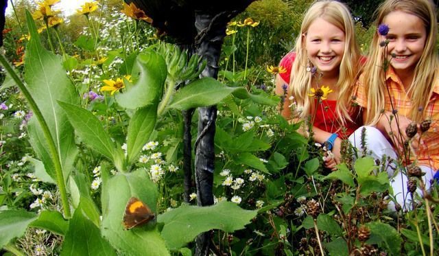 Mayka en Aniek bij de door hun ontdekte sleedoornpage in de vlindertuin in Zuidwolde (foto: Joop Verburg)