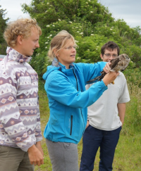 Satellietkiek ’Lea’ wordt losgelaten door boerin Lea, Denemarken (foto: Henning Heldbjerg)