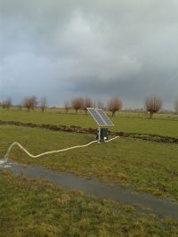 Een zonnepomp is direct herkenbaar door de zonnepanelen (foto: Vogelbescherming)