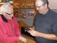 Dhr. Blok laat de gevonden kaak aan Ecomareconservator Arthur Oosterbaan zien (foto: Ecomare)