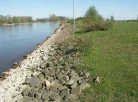 De vastgelegde oevers van de gekanaliseerde IJssel bij Cortenoever nabij Zutphen (foto: Marc Hulshoff, RWS)