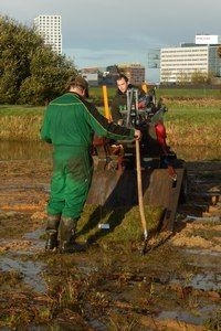 Het enten van de plag op het natuurontwikkelingsgebied (foto: Kars Veling)