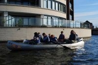 Met de kano langs huizen aan Gaatkensplas (foto: Ineke van Dort)