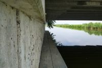 Loopplank voor otters onder de brug bij de Hubertusweg in Ooij (foto: Bart Beekers)