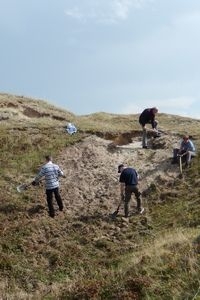 Open zandplekken die weer kunnen gaan stuiven zorgen voor variatie in het duin (foto: Kars Veling)