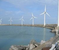 Windmolens op de rechterhavendam in Zeebrugge (foto: Tim Bekaert, GNU-licentie voor vrije documentatie)