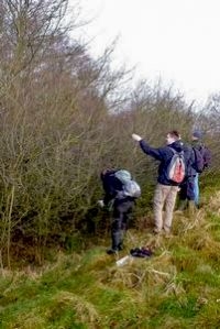 Intensief werden sleedoornstruiken afgezocht op eitjes (foto: Kim Huskens)