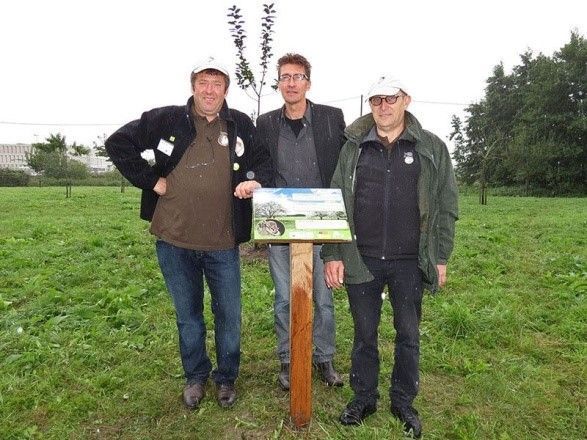 Johan Staelens en Mario Desloovere van de Zoogdierenwerkgroep Zuid-West-Vlaanderen samen met Peter Norro van de Provincie West-Vlaanderen bij de inhuldiging van de nieuwe Eikelmuistuin in Kortrijk (foto: Johan Staelens)