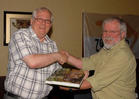 Overhandiging eerste exemplaar door Harry Tolkamp, de voorzitter van het Natuurhistorisch Genootschap, aan de gedeputeerde Ger Driessen (foto: Henk Heijligers)